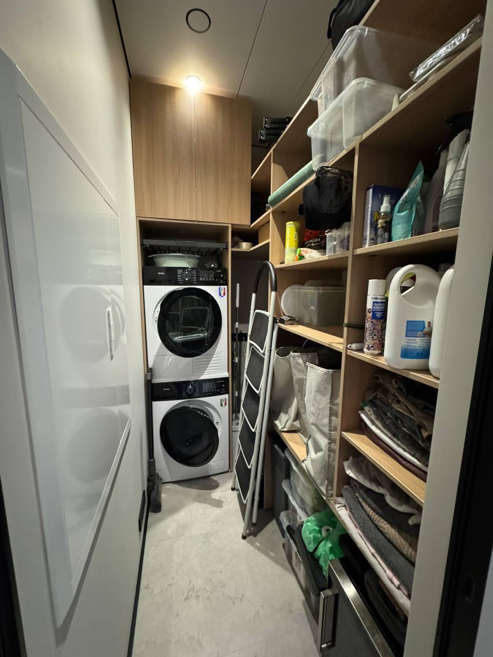 Постирочная-кладовая Белая + Деревянные полки